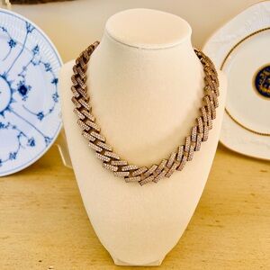 Elegant Gold Women's Necklace Get this necklace and get 4 necklaces for free